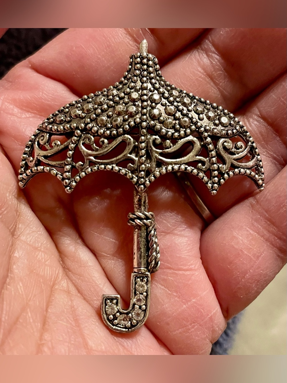 Vintage-Style Silver Umbrella Brooch - Elegant Women’s Jewelry